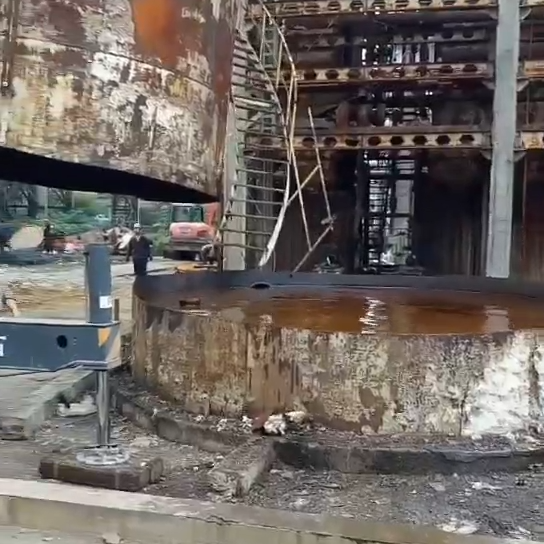 杜绝明火隐患，钢厂罐体水切割拆除